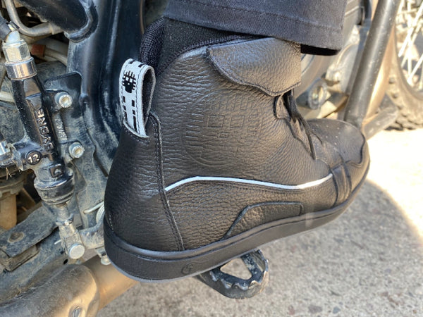 Tenis para moto Pastrana de Piel Unisex Negro con protecciones Atacama